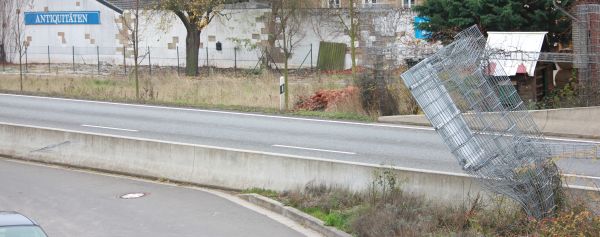 Mauer statt Linien zwischen Einfädelspur und B41 - Unfall an der Mauer zu Monzingen