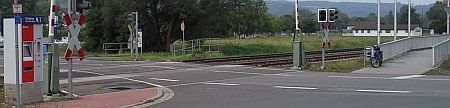 der Bahnübergang an Monzingens Bahnhof