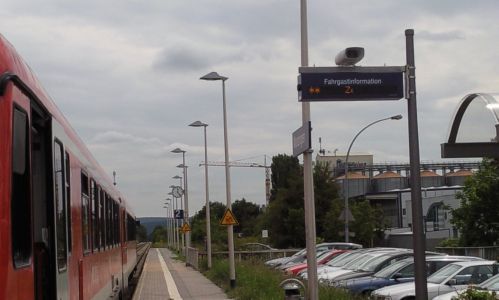 Dynamische Fahrgastinformation (DFI) am Bahnsteig 2 in Monzingen