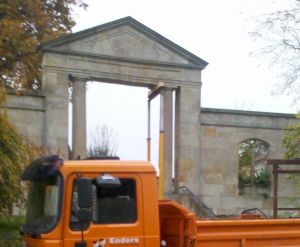 Enders unterbaut Friedhofsportal in Monzingen - 24.10.2012