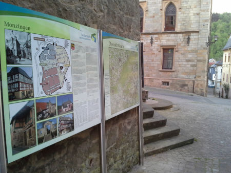 Infotafeln in der Stadtmitte von Monzingen
